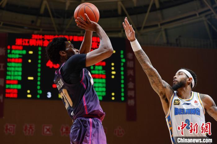 北京男篮客场力克浙江男篮 杰曼砍下35+10助助队