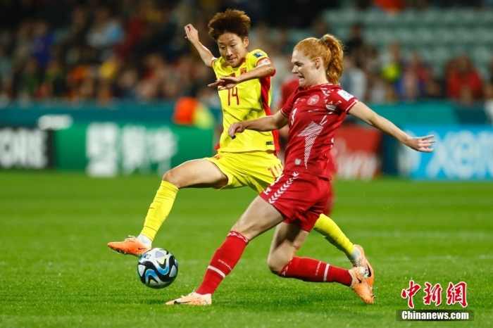 北京时间7月22日，女足世界杯小组赛D组第一轮，中国女足对阵丹麦女足。第90分钟，中国队被绝杀，最终0：1告负，无缘开门红。下一轮7月28日中国队将对阵海地队。图为中国队球员娄佳惠(左)与丹麦队球员斯蒂娜·巴利萨格尔拼抢。中新社记者 富田 摄