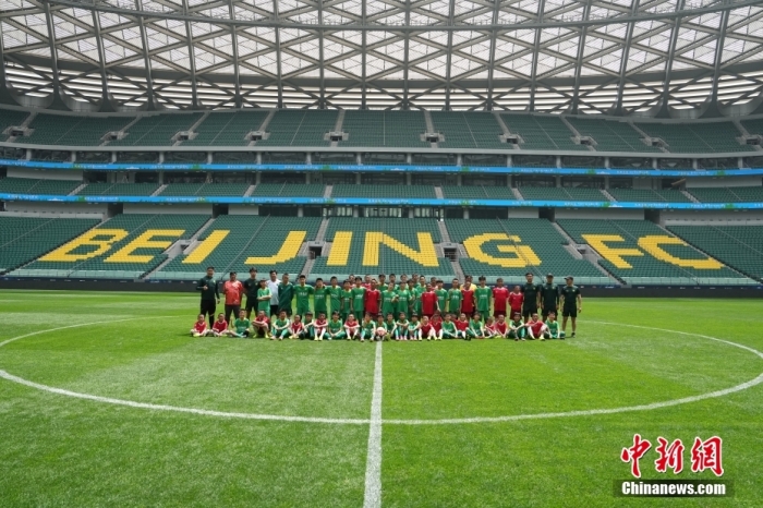 图为合影留念。中新社记者 崔楠 摄