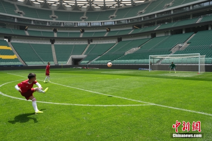 图为训练交流现场。中新社记者 崔楠 摄