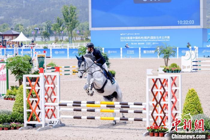马术场地障碍赛比赛现场。　桐庐马术中心 供图