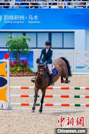 马术场地障碍赛比赛现场。　桐庐马术中心 供图