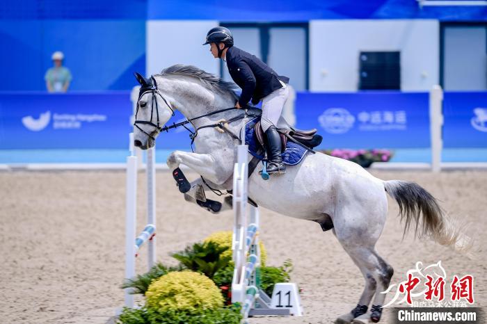 马术场地障碍赛比赛现场。　桐庐马术中心 供图