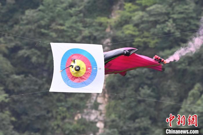 法国选手安布鲁瓦兹·塞拉诺夺得第十届翼装飞行