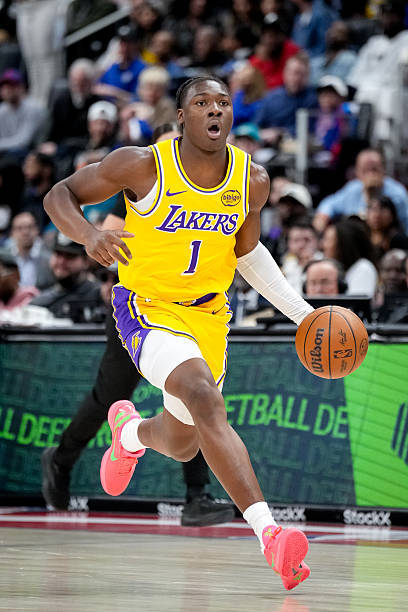 湖人艾顿背痛缺席步行者战 迪耶罗膝伤休战引教