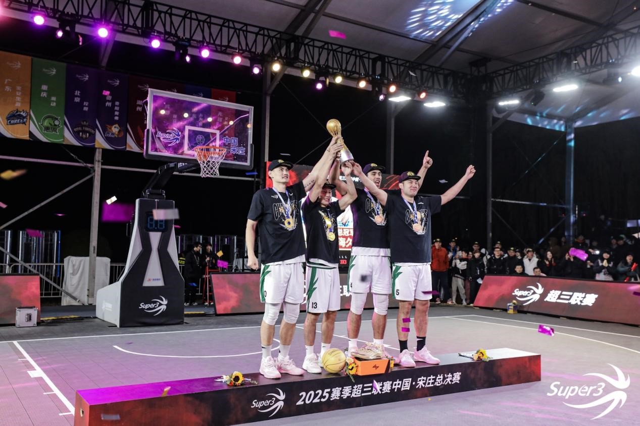 老将发光发亮！温亚德领衔上海久事捧起2025赛季