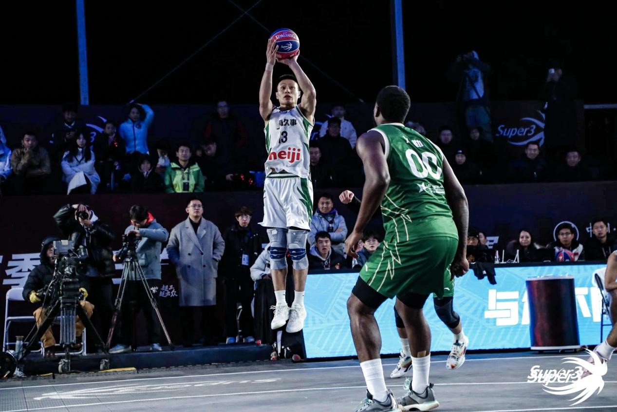 老将发光发亮！温亚德领衔上海久事捧起2025赛季