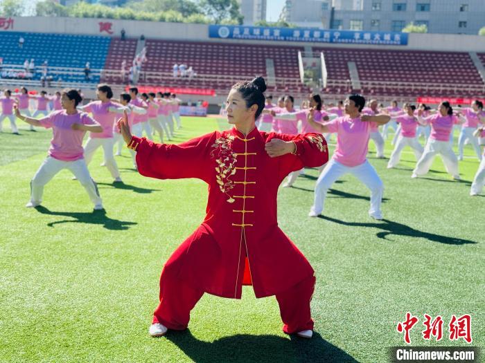 西宁首届银龄运动会千名老人参与趣味运动