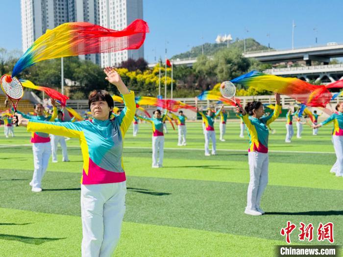 西宁首届银龄运动会千名老人参与趣味运动