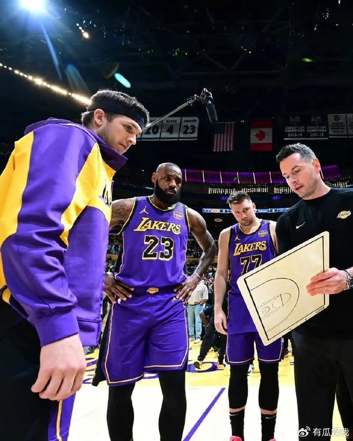 湖人双核伤退季后赛开局难撑 詹姆斯单核带队迎