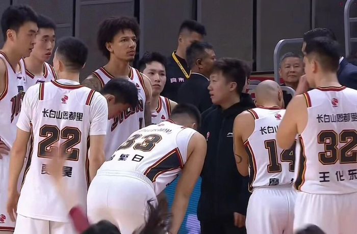 辽宁42分大胜四川终结对手35连败 上海16连胜浙江